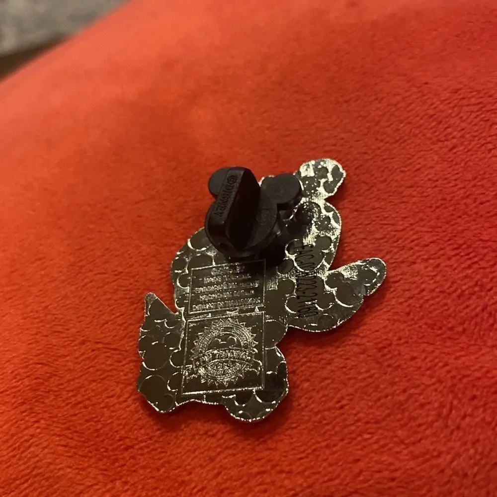 Disney Christmas Cuties 2021 Mystery Pin ….Open box …1 pin …..collectable,
